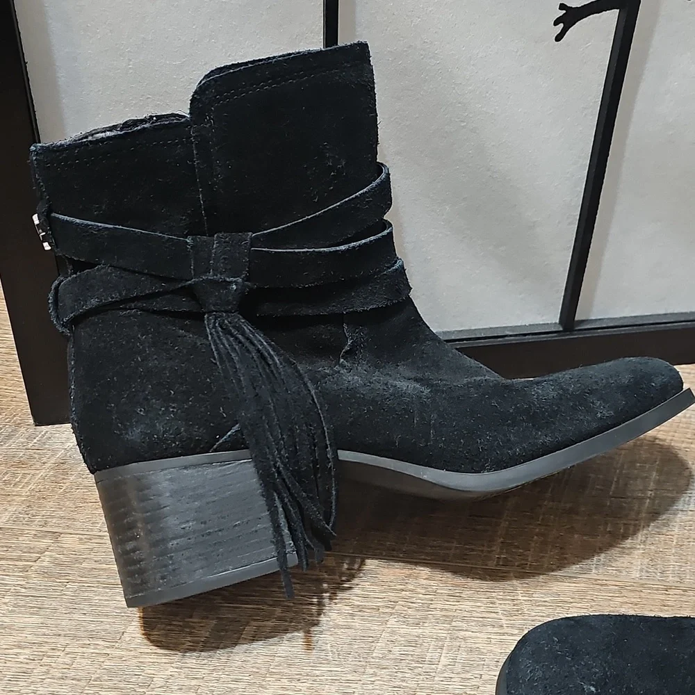 Koolaburra UGG Black Zippered Ankle Boots Kenz Suede Tassel Size 9